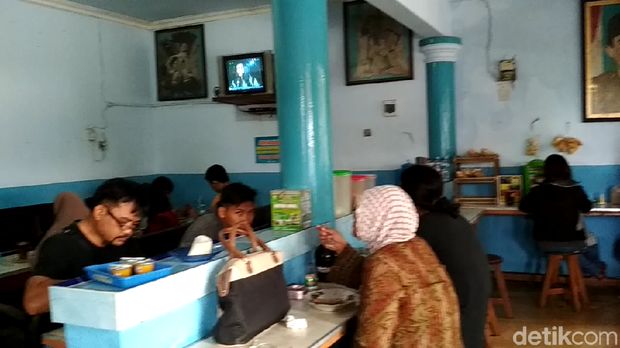 Doyan Sarapan Pecel? Cobain Pecel Mbok Bari Blitar Yuk! Doyan Sarapan Pecel? Cobain Pecel Mbok Bari Blitar Yuk!
