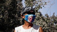 Guyuran hujan abu melanda area hingga 5 kilometer jauhnya dari Gunung Mayon. Dilaporkan jarak pandang di wilayah yang diguyur hujan abu mencapai nol atau zero visibility. Warga harus memakai masker saat beraktivitas. Foto: REUTERS/Stringer