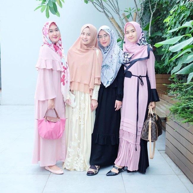 Teduhnya deretan hijabers yang mengenakan hijab syar’i di kajian Kafilah Solihin. Dian Pelangi jadi salah satu peserta yang rutin hadir di pengajian ini. Tampak hadir juga Lulu Elhasbu, Nadiah, dan Novie Rock. Foto: Instagram
