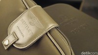 Foto: Pouch berisi amenitas seperti sikat gigi, pasta gigi, kaos kaki hingga lipbalm (Kurnia/detikTravel)