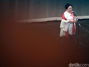 Tiba dari Manado, Megawati Antar Jenazah Guruh Soekarnoputra ke Pemakaman