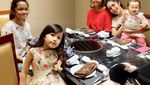 Lihat Momen Seru Ussy Sulistiawaty & Keluarga Saat Menyantap Makanan