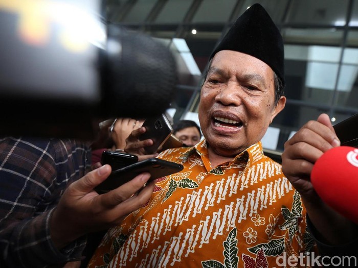 Wali Kota Mojokerto Masud Yunus meninggalkan gedung KPK, Jakarta, Selasa (23/1/2018) usai diperiksa sebagai saksi dalam kasus dugaan suap pengalihan anggaran Dinas PUPR Kota Mojokerto tahun 2017. Ia sempat tertawa dan terkekeh saat ditanya para jurnalis. Pada kasus ini, status Masud Yunus sudah menjadi tersangka.