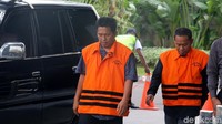 Direktur Utama PT Sugriwa Agung, Abdul Basit (kiri) dan Ketua Kadin Barabai Fauzan Rifani (kanan) ikut diperiksa KPK.