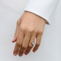 Meghan Markle mendapatkan cincin tunangan berhias tiga batu berlian. Dua berlian berukuran kecil diambil dari perhiasan mendiang ibunda Pangeran Harry, Putri Diana. Sementara berlian besar di tengah berasal dari Botswana. Cincin tersebut diperkirakan bernilai Rp 5,5 miliar. Foto: Getty Images