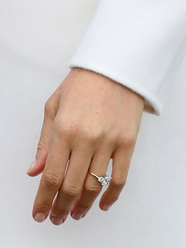 Meghan Markle mendapatkan cincin tunangan berhias tiga batu berlian. Dua berlian berukuran kecil diambil dari perhiasan mendiang ibunda Pangeran Harry, Putri Diana. Sementara berlian besar di tengah berasal dari Botswana. Cincin tersebut diperkirakan bernilai Rp 5,5 miliar. Foto: Getty Images