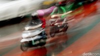 Hingga saat ini, pengendara motor bebas melintas di kawasan tersebut. Rengga Sancaya/detikcom.
