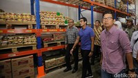 Bergaya casual dan sporty Sandiaga Uno melakukan operasi pasar untuk memantau stabilitas harga dan pasokan pangan di JakGrosir, Pasar Kramat Jati, Jakarta, Kamis (11/1/). dok. Pemprov DKI Jakarta