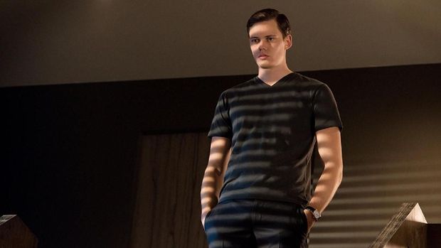 Bill Skarsgard di serial 'Hemlock Grave'.