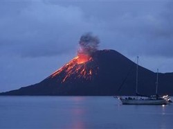 Letusan Krakatau Ubah Langit Jadi Merah, Matahari Hijau, dan Bulan Biru