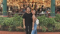 Ketika berfoto di depan wahana di Dufan. Foto: ist