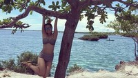 Di Sulpa Island, Cebu, Miyabi santai saja memanjat pohon ditemani dengan warga lokal