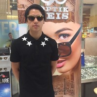 Seperti anak muda pada umumnya, Al Ghazali lebih suka tampil casual dengan kaus, celana pendek atau denim dan sneakers. Namun ada yang membedakan penampilan Al dengan anak muda lainnya. Di balik gaya santainya memakai kaus, ada harga jutaan rupiah pada busananya itu. Seperti kaus hitam berkerah dengan detail motif bintang yang dipakainya di foto ini. Kaus tersebut datang dari brand mewah asal Paris, Givenchy. Sehingga tak mengherankan kaus yang tampak sederhana itu harganya mencapai Rp 7 jutaan. Foto: Instagram