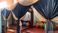 Hal itu berbuntut pada penolakan perpanjangan izin operasional Hotel Alexis dan Griya Pijat Alexis. Gubernur DKI Jakarta Anies Baswedan menolak permohonan daftar ulang tanda daftar usaha pariwisata (TDUP) Hotel dan Griya Pijat Alexis. Izin Alexis diketahui telah habis pada 29 Agustus (saat Kepemimpinan Ahok) dan baru mengajukan perpanjangan kembali pada 14 Oktober. Grandyos Zafna/detikcom.