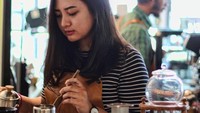 Selain Gebi, ayo kita juga berkenalan dengan Kirana Octiavanny yang merupakan rekan barista di Dua Coffee. Pesonanya pun cukup mencuri perhatian para traveler pecinta kopi (@kiranaoct/Instagram)