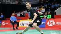 Pemain asal Denmark Viktor Axelsen saat bermain dalam Indonesia Master 2018 di Istora Senayan, Jakarta, Rabu (24/1/2018).