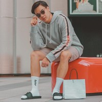 Cicit dari Presiden Soekarno, Jeje Soekarno, dikenal selalu tampil stylish dalam balutan barang branded. Pada foto ini cucu dari Rahmawati Soekarnoputri dan putra Donna Harun itu tampak memakai sweatshirt Gucci seharga US$ 1.250 dan sandal Versace seharga US$ 295. Foto: Instagram