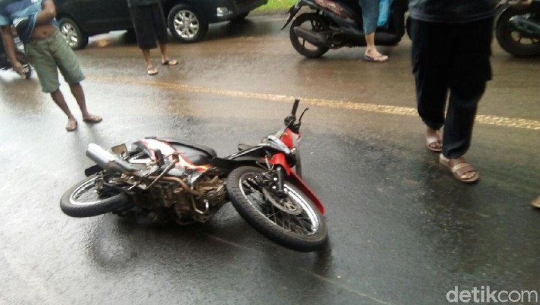Guru MI di Jepara Tewas Tertimpa Pohon Saat Hendak Mengajar Guru MI di Jepara Tewas Tertimpa Pohon Saat Hendak Mengajar
