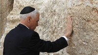 Pence mengunjungi tembok ratapan pada 23 Januari 2018. Foto: THOMAS COEX/AFP/Getty Images