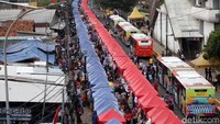 Anies membuat terobosan dengan menutup satu jalur di depan Stasiun Tanah Abang untuk tempat berjualan sebanyak  400 PKL disana. Dengan adanya tempat berjualan bagi PKL, trotoar diharapkan akan steril dan bisa dipakai oleh pejalan kaki. Agung Pambudhy/detikcom.