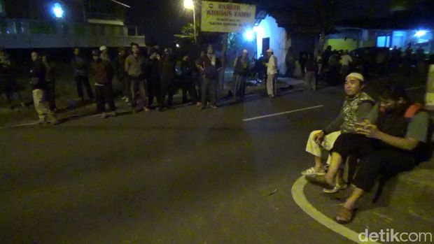 Polisi dan ormas membubarkan pesta ultah waria di Tasikmalaya, Selasa (23/1/2018)