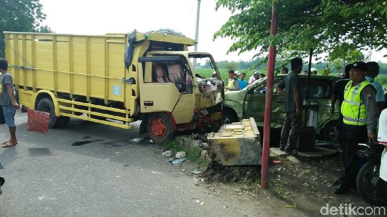 Mobil Avanza Ringsek Ditabrak Truk di Jombang, Penumpang Selamat Mobil Avanza Ringsek Ditabrak Truk di Jombang, Penumpang Selamat