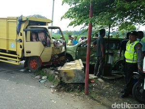 Mobil Avanza Ringsek Ditabrak Truk di Jombang, Penumpang Selamat