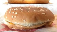 Kemana tumpukan daging dan lelehan kejunya, ya? Malah dapat burger yang kempes bahkan isinya saja tak terlihat. Foto: Istimewa