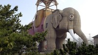 Di kota New Jersey, Amerika Serikat, terdapat bangunan berbentuk gajah raksasa. Bangunan itu terdiri dari kantor dan restoran. Pada 2009 lalu, bangunan bernama Lucy ini merayakan HUT ke-128.  Foto: Silver2Silicon/Atlasobscura