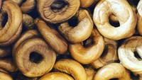 Ini adalah bagel khusus anjing yang dibuat Einsten Bagels di Melbourne, Australia. Natasha akan memberikannya gratis untuk anjing yang dibawa serta pelanggan. Foto: ebdogs4096
