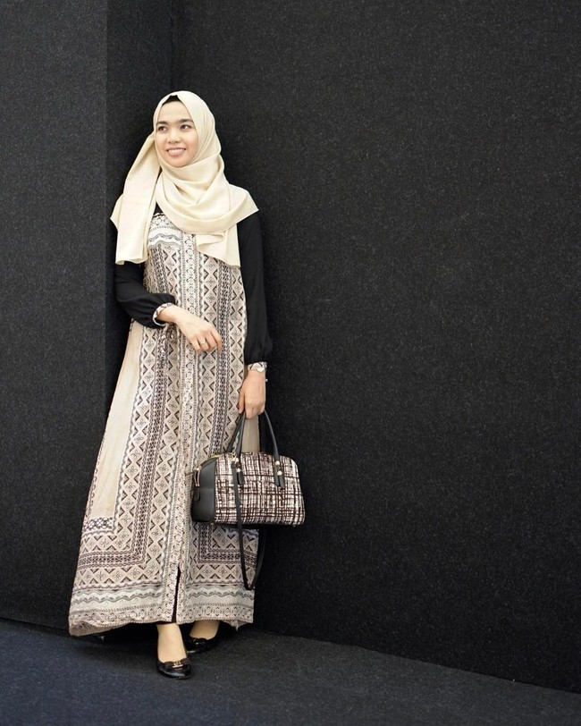 Gamis bermotif seperti tampilan Samia Safa juga tetap bisa kamu kenakan untuk acara ini. Jika memilih gamis motif, sebaiknya pilih warna yang tidak terlalu terang, agar tidak terlihat berlebihan. Foto: Instagram