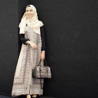 Gamis bermotif seperti tampilan Samia Safa juga tetap bisa kamu kenakan untuk acara ini. Jika memilih gamis motif, sebaiknya pilih warna yang tidak terlalu terang, agar tidak terlihat berlebihan. Foto: Instagram