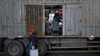 Saat para pekerja mulai mengumpulkan sampah elektronik yang baru tiba (Foto: Dok. REUTERS/Aly Song)