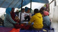 Tampak Ketua DPRD Kabupaten Bogor, Ade Ruhandi, berbincang di bawah tenda bersama warga yang mengungsi.