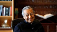 Namun selama tahun-tahun belakangan Mahathir masuk lagi ke dunia politik karena penentangannya terhadap Perdana Menteri, Najib Razak, yang terlibat dalam skandal keuangan miliaran dolar. 
