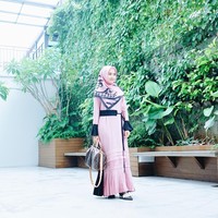 Lulu Elhasbu tampil lebih segar dengan paduan merah muda dan hitam. Ia memakai warna yang sama dari hijab hingga gamisnya. Busana ini cocok jika kamu tetap ingin terlihat cerah sepanjang acara. Foto: Instagram