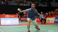 Ng Ka Long Angus berusaha mengembalikan shuttlecock.