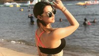 Memakai kacamata, Miyabi terlihat masih menyimpan pesona kecantikan wanita Jepang saat bersantai di Camaya Coast Island Beach Resort Mariveles, Bataan. Silau ya Miyabi?