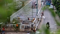 Pekerja menyelesaikan pembangunan underpass Matraman, Jakarta, Rabu (24/1/2018).