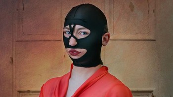 Lewat proyek kuliahnya itu ia mencoba menemukan benda-benda aneh tentang kecantikan di situs belanja online. Ini adalah masker anti keriput. (Foto: evijalaivina)