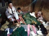 Suami Esih dan anaknya