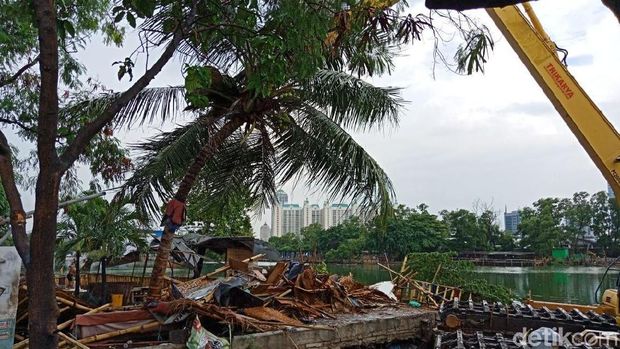  Petugas membongkar area pemancingan di Danau Sunter, Rabu (24/1/2018)