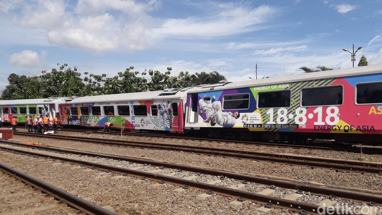 Kereta Api Argo Parahyangan Anjlok di Stasiun Bandung Kereta Api Argo Parahyangan Anjlok di Stasiun Bandung