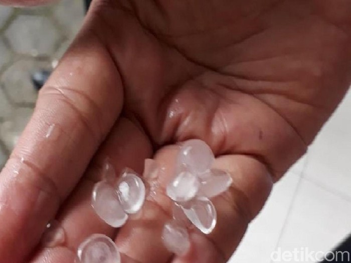 Hujan Es Turun di Depok