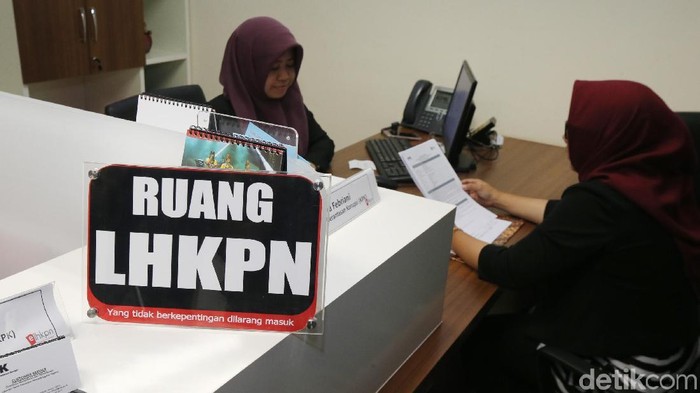 Direktur Laporan Harta Kekayaan Penyelenggara Negara (LHKPN) Cahya Hardianto Harefa memberikan keterangan kepada wartawan terkait penutupan pendaftaran calon kepala daerah di Gedung KPK, Jakarta, Rabu (24/1). LHKPN sebagai syarat wajib pendaftaran ke KPU bagi calon pemimpin daerah yang akan mengikuti Pilkada serentak 2018 sudah ditutup pada tanggal 20 januari 2018 lalu.