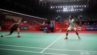 Tunggal putra Indonesia Ihsan Maulana Mustofa bertanding melawan tunggal putra Denmark Rasmus Gemke.