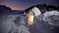 Traveler yang menginap bisa membangun Igloo sesuai selera masing-masing. (Iglu-Dorf/Facebook)