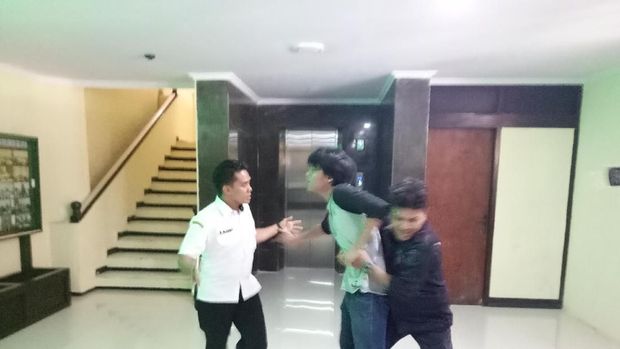 Tolak Impor Beras, Mahasiswa Mengamuk Paksa Masuk DPRD Sulsel