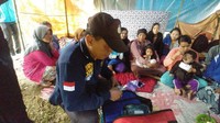 Banyak perempuan dan anak-anak yang mengungsi di kawasan ini. Kesehatan pengungsi menjadi faktor yang diperhatikan petugas. (Foto: Dok. Humas Polres Bogor)