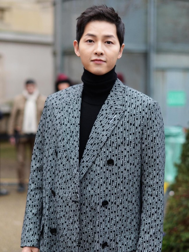 Suami dari aktris cantik Song Hye Kyo ini menuturkan bahwa dirinya gaptek. “Aku sangat tidak paham dengan teknologi. Dan aku juga tidak pintar menggunakannya jadi aku memutuskan untuk tidak membuat akun social media, katanya. Foto: Getty Images